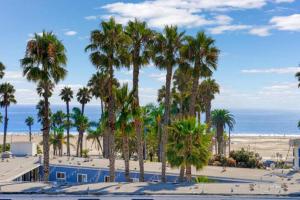 uma vista para uma praia com palmeiras e para o oceano em Exquisite Ocean View 2-Story Haven Top floor em Los Angeles