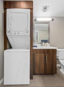 uma cozinha com um frigorífico branco e um lavatório em Exquisite Ocean View 2-Story Haven Top floor em Los Angeles