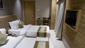 TV a/nebo společenská místnost v ubytování HOTEL AMBER PARAMOUNT
