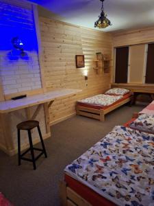 um quarto com duas camas e uma secretária num quarto em Magnoliowy Zakątek em Idzików