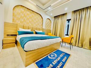 The Armani Hotel At Delhi Airport في نيودلهي: غرفة نوم بسرير كنج وكرسي