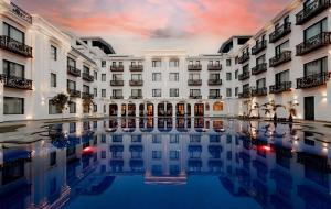 Bazén v ubytování Ramada by Wyndham Goa Vagator nebo v jeho okolí