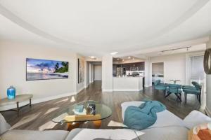 uma sala de estar com um sofá e uma mesa em Beautiful & Spacious Santa Monica Retreat 3BD 2BA em Los Angeles