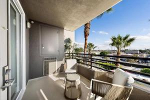 a balcony with chairs and a view of the city at Beautiful & Spacious Santa Monica Retreat 3BD 2BA in Los Angeles