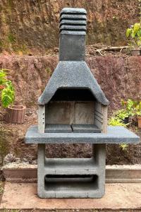 una casa de pájaro gris sentada en las escaleras en Les Chalets de Marie & Stéph - Jacuzzi SPA privatif sans vis à vis , vue mer en Saint-Denis