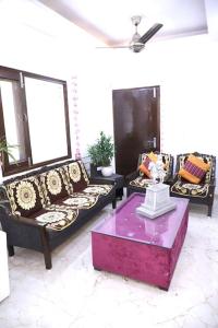 Sala de estar con 2 sofás y mesa de centro en divine India Service Apartment 1Bhk,L-36B,Saket en Nueva Delhi