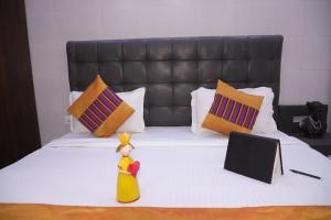 una cama con una figura de juguete sentada encima en divine India Service Apartment 1Bhk,L-36B,Saket en Nueva Delhi