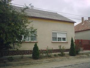 Casa blanca con 2 ventanas y valla en Bodzavirág Vendégház en Hegykő