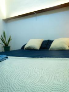 Llit o llits en una habitació de Cozy room - Central & Comfy