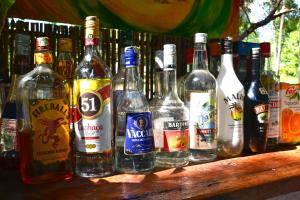 un montón de botellas de alcohol sentadas en una mesa en Koh Rong Lagoon, en Kaôh Rŭng (3)