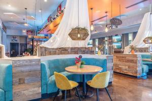 デスティンにあるMarvelous 9th Floor Condo Gulf, Pool & Sunset Viewのテーブルと椅子のあるレストラン、バー
