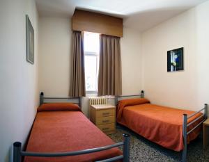 A bed or beds in a room at Albergue Inturjoven Granada