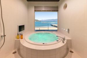 Koupelna v ubytování Tsuruga Sazanami Resort Chobei + 32 fotografií