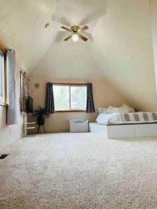 una camera con letto e ventilatore a soffitto di Family Fun Retreat Home with a Heart a Tualatin