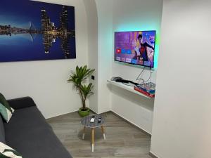TV a/nebo společenská místnost v ubytování Home4Apartment