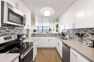 Kitchen o kitchenette sa Harbor Front Haven With Stunning Marina View