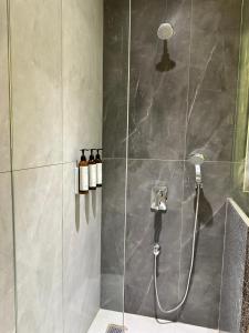 Bilik mandi di 32 Urban by Akoya Hotels