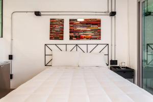 1 dormitorio con 1 cama blanca grande en una habitación en Mariano Escobedo 48, en Ciudad de México