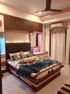 um quarto com uma cama grande num quarto em Babylon - Luxurious yet Homely Facility em Guwahati