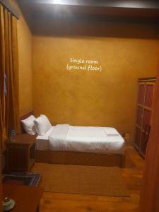 1 dormitorio con 1 cama en una habitación en Nobgang B&B "Traditional Heritage HomeStay" en Punākha