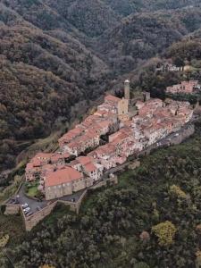 una vista aerea di una grande casa su una collina di New Ca de na volta - tra Liguria e Toscana ad Albiano