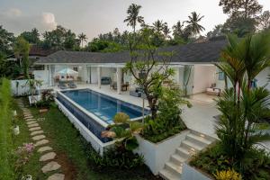 ウブドにあるAR Villa Sayanのプール付きの家の航空写真