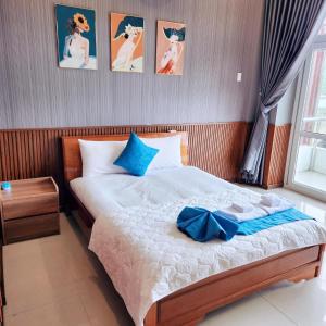 - une chambre avec un lit et des serviettes bleues dans l'établissement Khu du lịch Hang Rái - Ninh Thuận, à Thôn Thái An