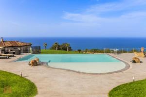 una piscina con vista sull'oceano sullo sfondo di Villa di lusso con piscina a sfioro vicino Cefalù a Santo Stefano di Camastra