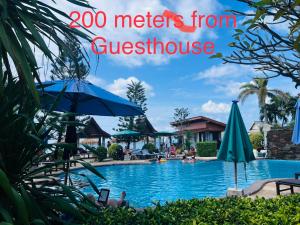 Una piscina en un complejo turístico con texto superpuesto a metros de una casa de huéspedes en Prukrom Lanta Guesthouse, en Ko Lanta 33 fotos más