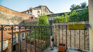a balcony with an iron fence with a yard at Splendida vista su città alta in Bergamo