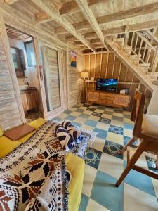 um quarto com uma cama e piso em azulejo em Kalamanthana Bali - Nature with Modern Comfort em Selat