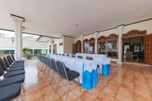 Restaurace v ubytování RedDoorz Plus at Wisma Kenanga Sukabumi