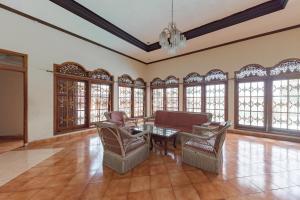 Posezení v ubytování RedDoorz Plus at Wisma Kenanga Sukabumi