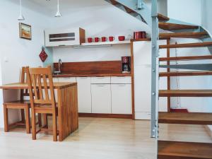 - une cuisine avec une table et un escalier dans une chambre dans l'établissement Petra Garden apartment, à Bled