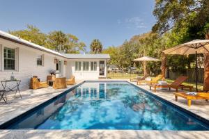 棕櫚島的住宿－Sawyer by AvantStay Stunning Isle Of Palms Home w Pool，一个带庭院和房子的游泳池