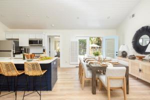 棕櫚島的住宿－Sawyer by AvantStay Stunning Isle Of Palms Home w Pool，厨房以及带桌椅的用餐室。