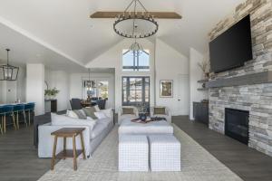sala de estar con muebles blancos y chimenea en Pioneer by AvantStay Magnificent Home Located In The Brasada Ranch Community, en Powell Butte