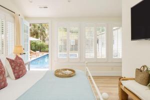 棕櫚島的住宿－Sawyer by AvantStay Stunning Isle Of Palms Home w Pool，一间带床和游泳池的客厅