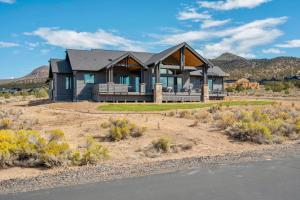 una casa en medio de un desierto con montañas en Pioneer by AvantStay Magnificent Home Located In The Brasada Ranch Community, en Powell Butte