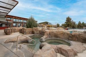 una fuente termal en una piscina de roca en un zoológico en Pioneer by AvantStay Magnificent Home Located In The Brasada Ranch Community, en Powell Butte
