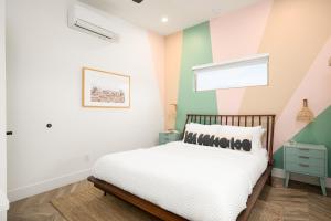 Ένα ή περισσότερα κρεβάτια σε δωμάτιο στο Chicory by AvantStay Modern Desert Retreat w Hot Tub