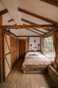 Ribnica的住宿－Rustic Cabin Zlatibor，谷仓内一间卧室,配有一张大床
