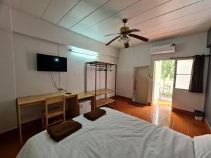 Postel nebo postele na pokoji v ubytování ศิริภูมิ ถนนลำลูกกา ซอย.9