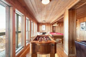 ein Billardzimmer mit Billardtisch und Billardtisch in der Unterkunft Fontana by AvantStay Gorgeous Mountain Cabin w Views Hot Tub Game Room in Gatlinburg