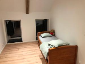 um quarto com uma cama com um urso de peluche em Spa-Francorchamps / Jahlay Maison 6p de caractère em Jalhay