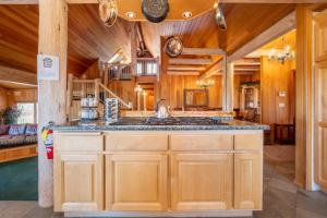 una cocina con una gran isla en una cabaña de madera en Timberline Lodge by AvantStay Secluded Hill Top Home w Incredible Views, en Big Bear Lake