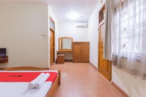 Postel nebo postele na pokoji v ubytování RedDoorz Plus at Wisma Kenanga Sukabumi