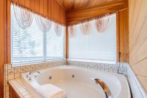 y baño con bañera y ventana. en Timberline Lodge by AvantStay Secluded Hill Top Home w Incredible Views, en Big Bear Lake