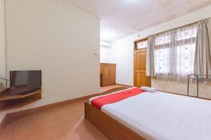TV a/nebo společenská místnost v ubytování RedDoorz Plus at Wisma Kenanga Sukabumi