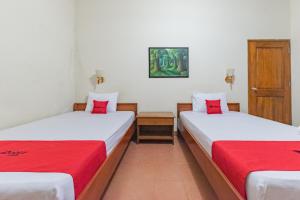 Postel nebo postele na pokoji v ubytování RedDoorz Plus at Wisma Kenanga Sukabumi